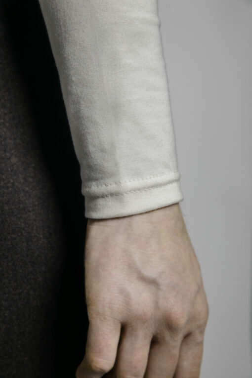 Awaredrobe_Longarmshirt_creme_Aermel