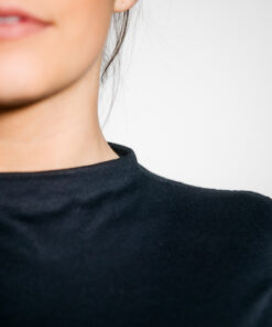 Langarmshirt schwarz AWAREDROBE bio Baumwolle angeschnittener Kragen
